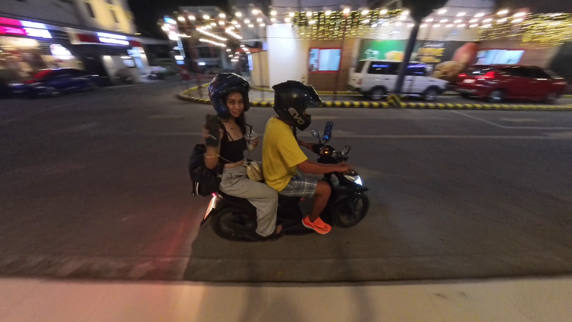 バイクタクシーで去っていくAYAちゃん