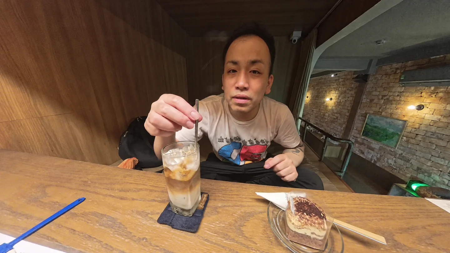 Chidoriでホワイトコーヒーとティラミスを前にしたTomo