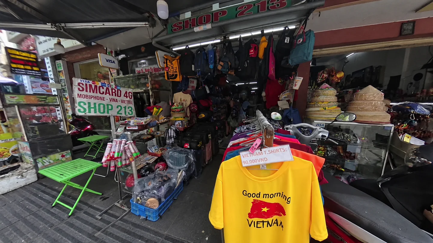 Shop213の店先。ベトナムTシャツに90,000VNDと書かれた値札が付いている