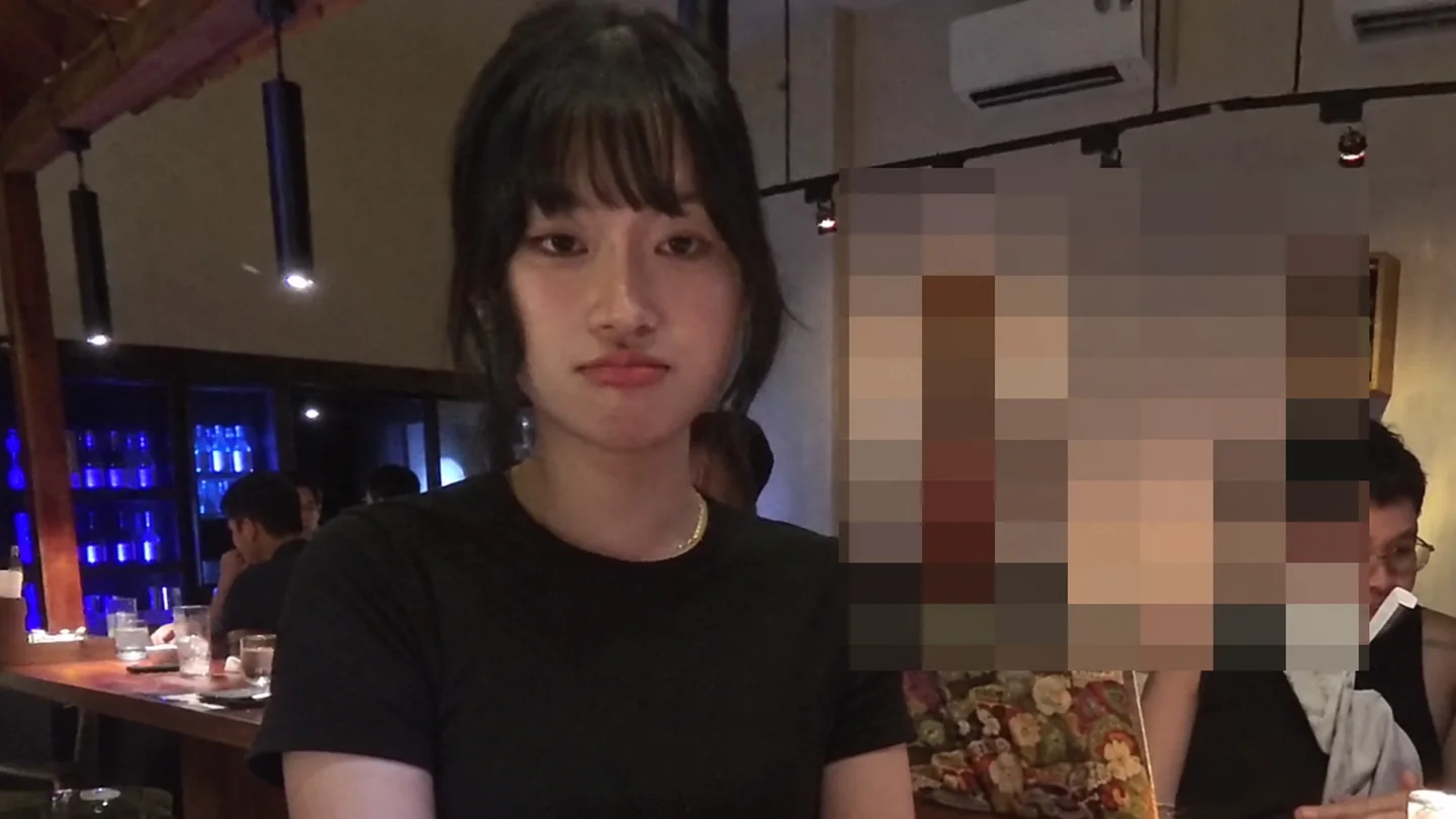 わいんばーで会話したスタッフのハァさん。背景の来店客には元動画のモザイクを維持