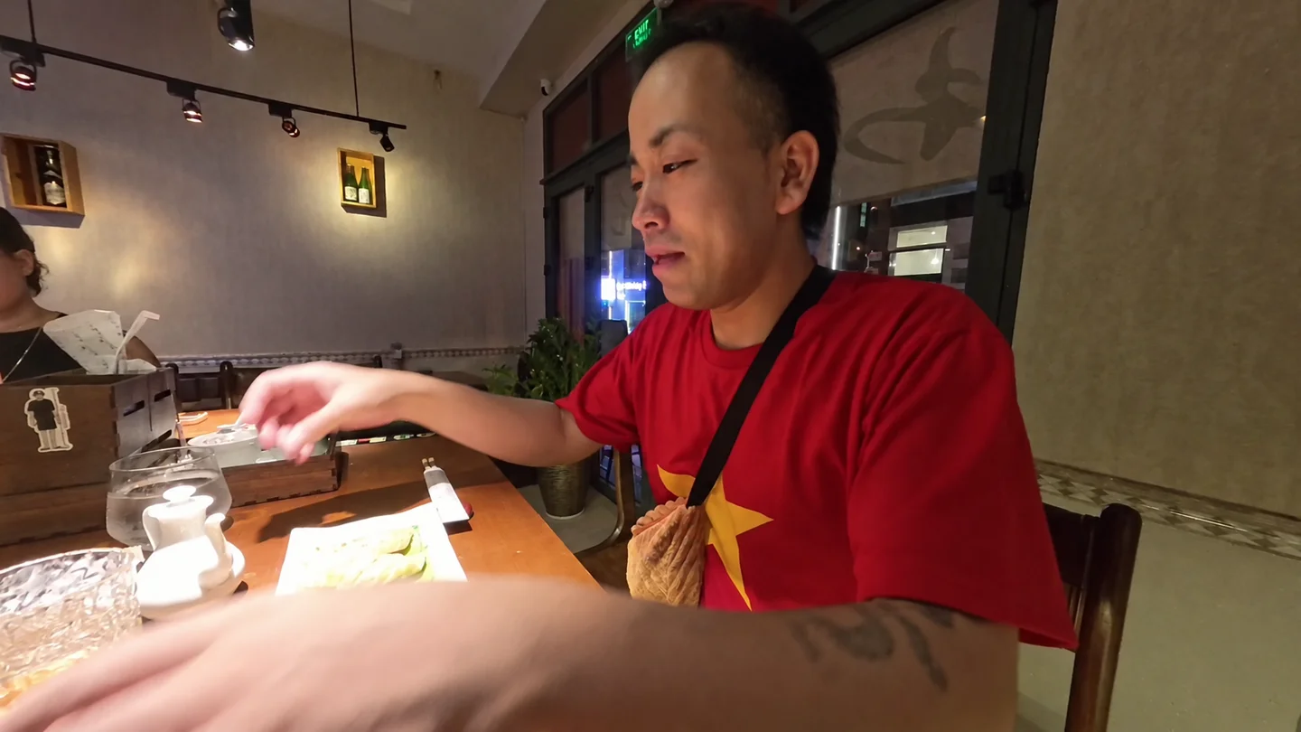 わいんばーのカウンターで食事と飲み物を楽しむTomo