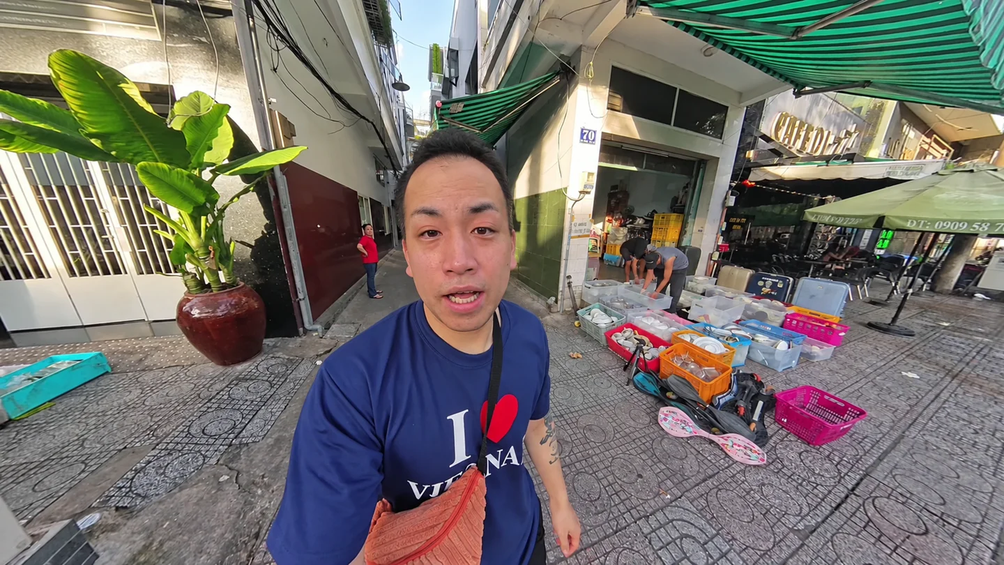 CAFE 777の入口付近で撮影するTomo