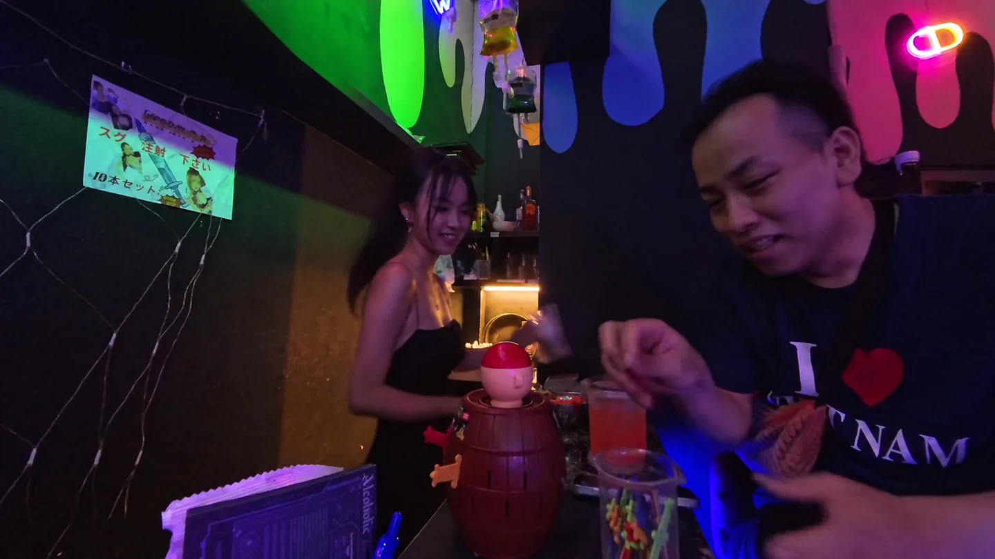 あるこほりっくのテーブルでゲームを楽しむTomoとスタッフ
