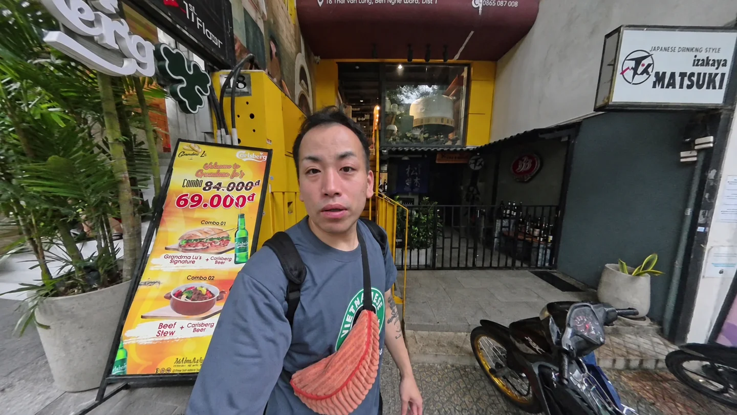GrandmaLu's Saigon Japan Townの建物の入口付近
