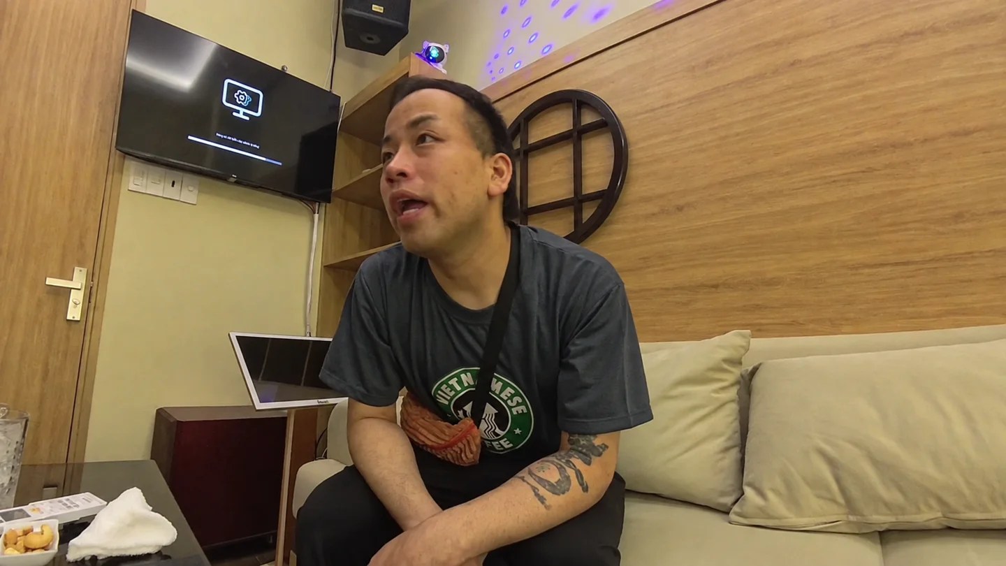bar 雅の木目の壁とソファがあるVIPルームでくつろぐTomo