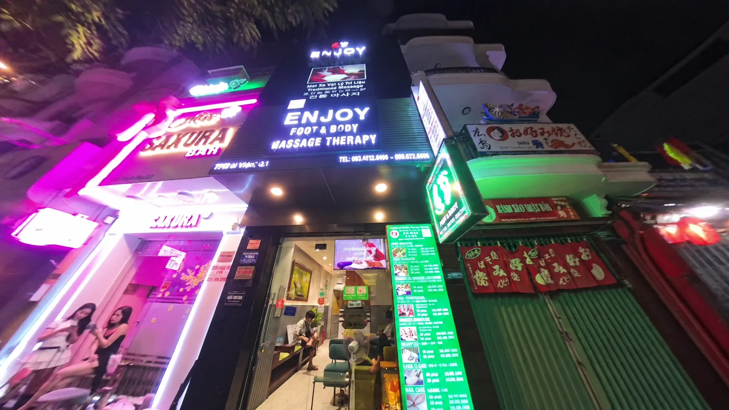 レタントン周辺のENJOY FOOT & BODY MASSAGE THERAPYの夜の入口