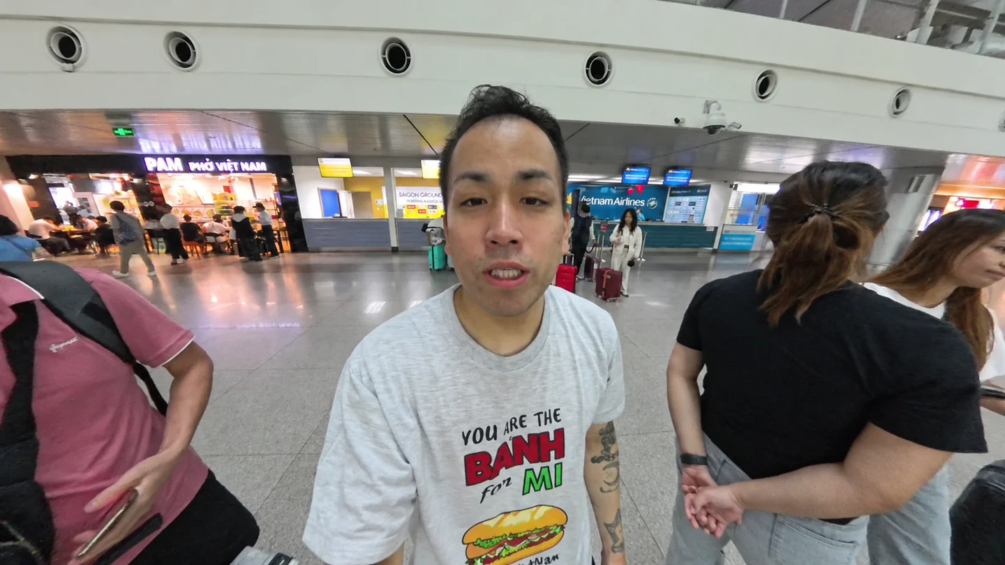 出国前のタンソンニャット国際空港のロビー。Tomoの後ろに待つ人たちが見える