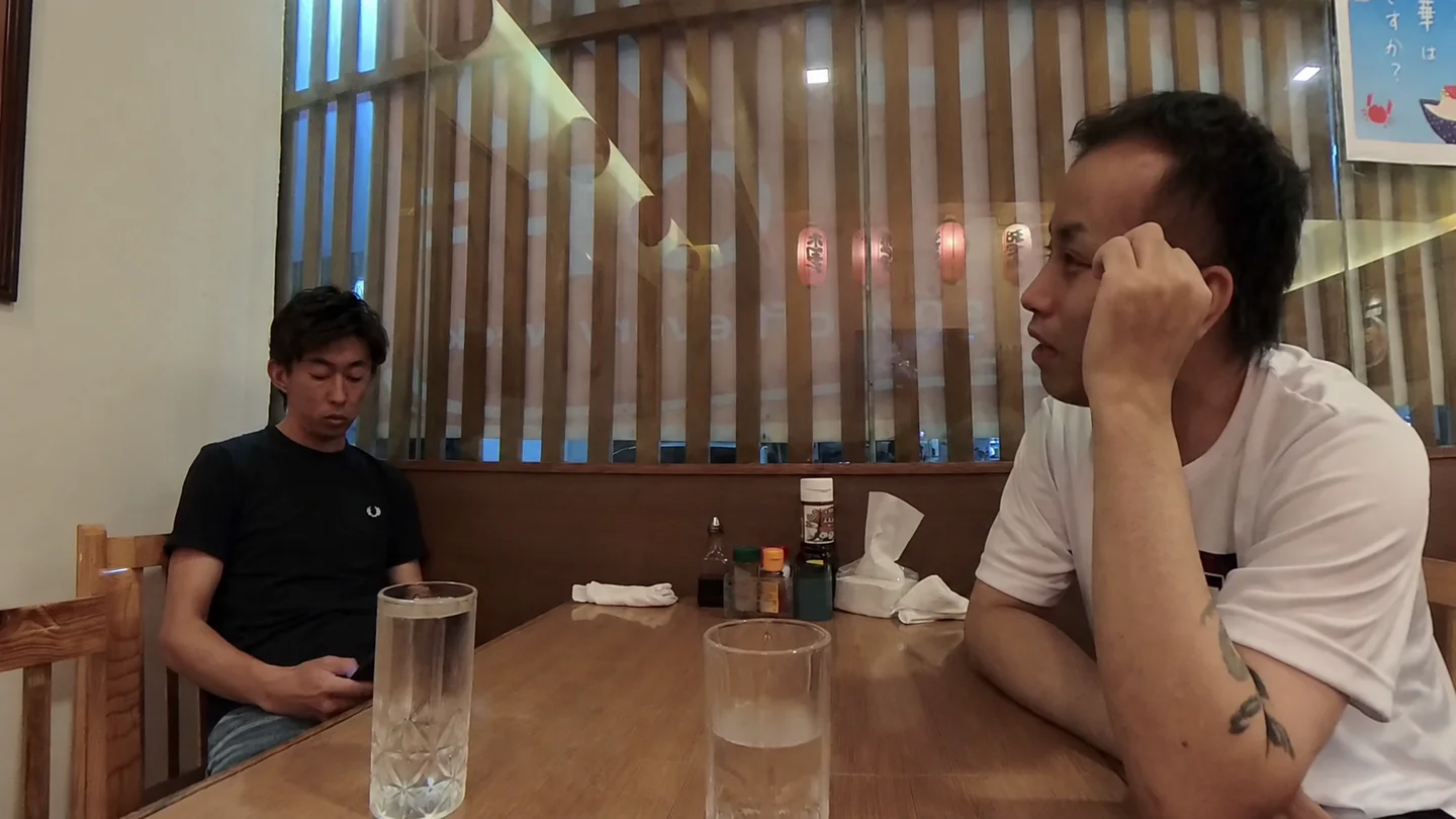 富士山で食事を待ちながら話すTomoとトトさん