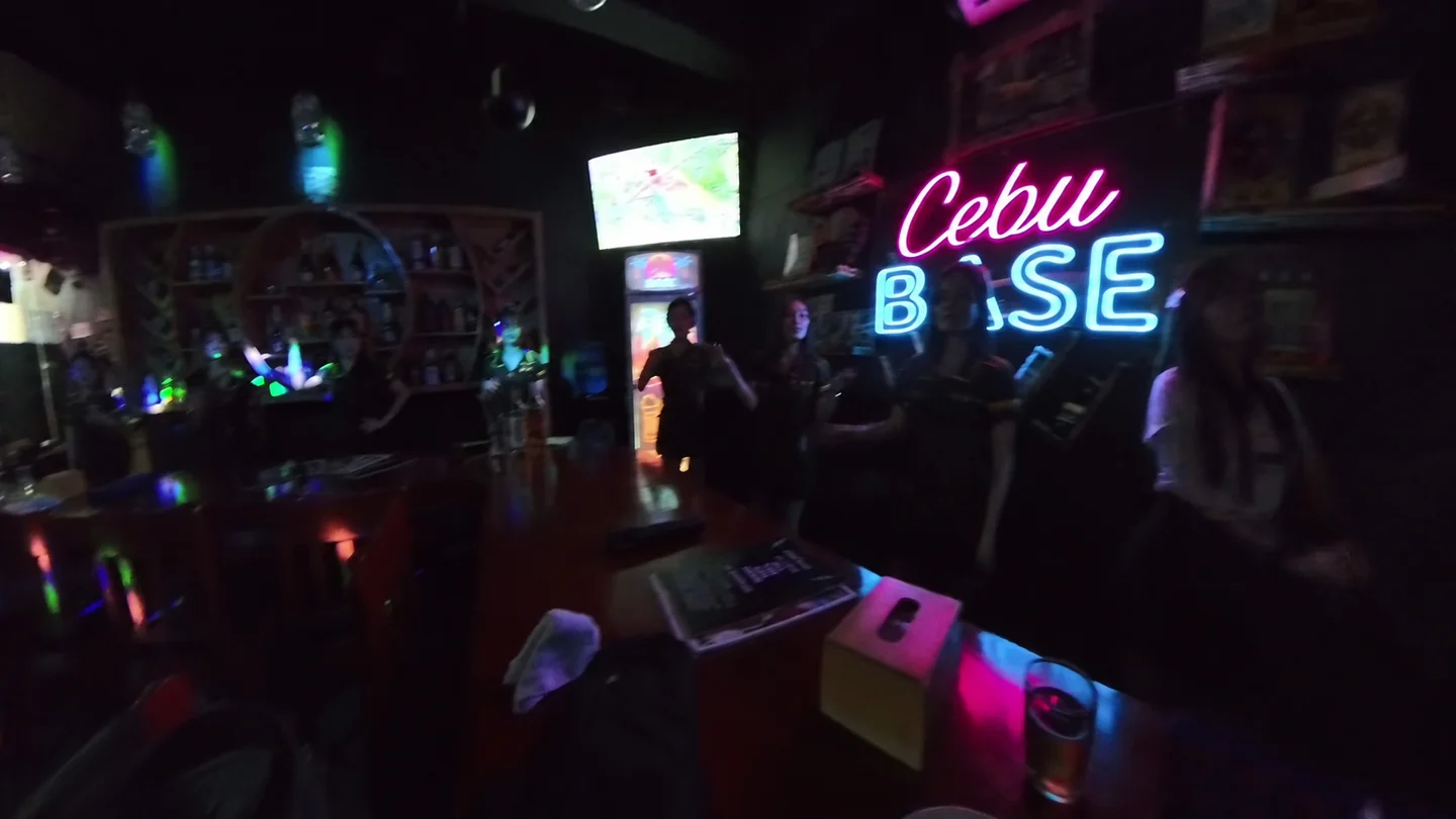 Cebubaseのネオン看板が光る店内