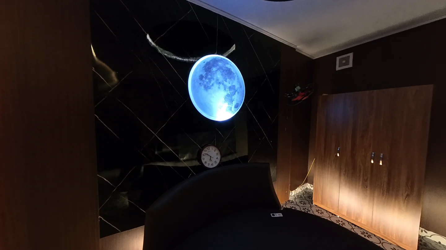 Moon VIP Massageの室内にある青い月の照明