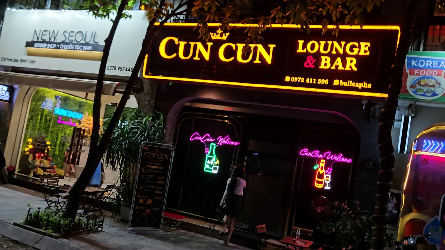 夜のハノイで明かりが灯るCUN CUN LOUNGE & BARの外観