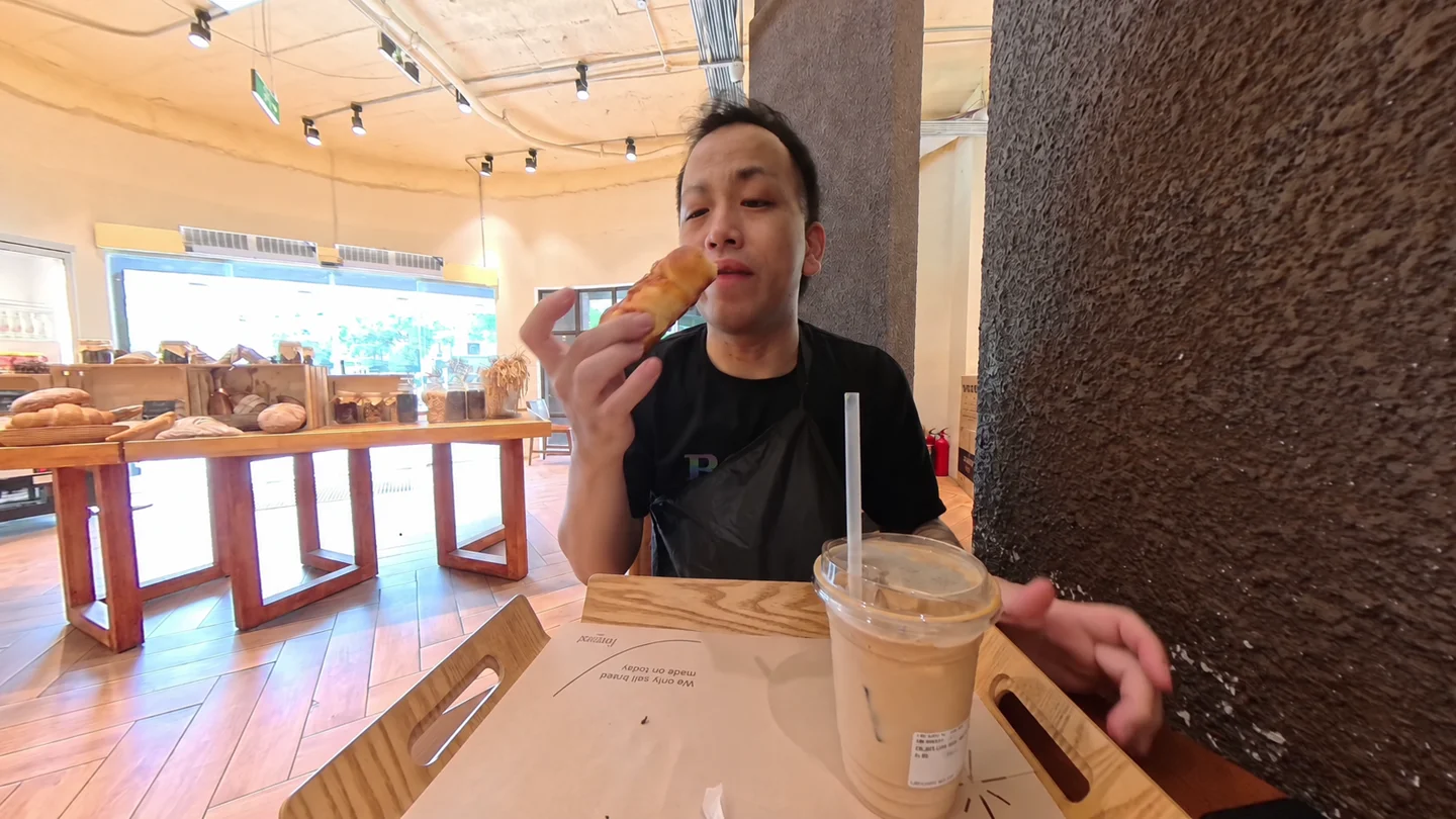 Foremostで食べたソーセージ入りのパンとアイスラテ