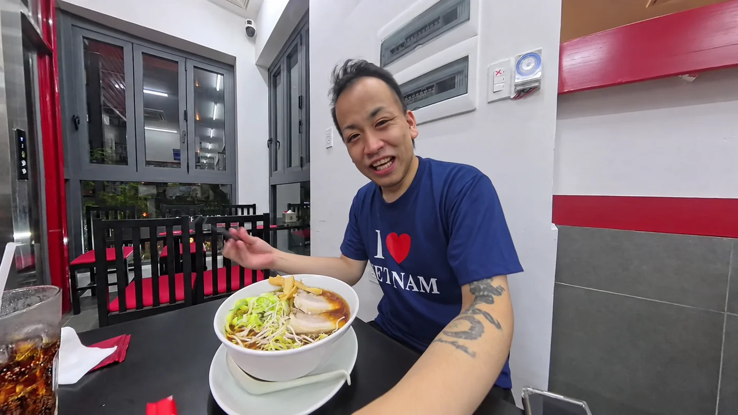 味仙のラーメンを前に座るとも