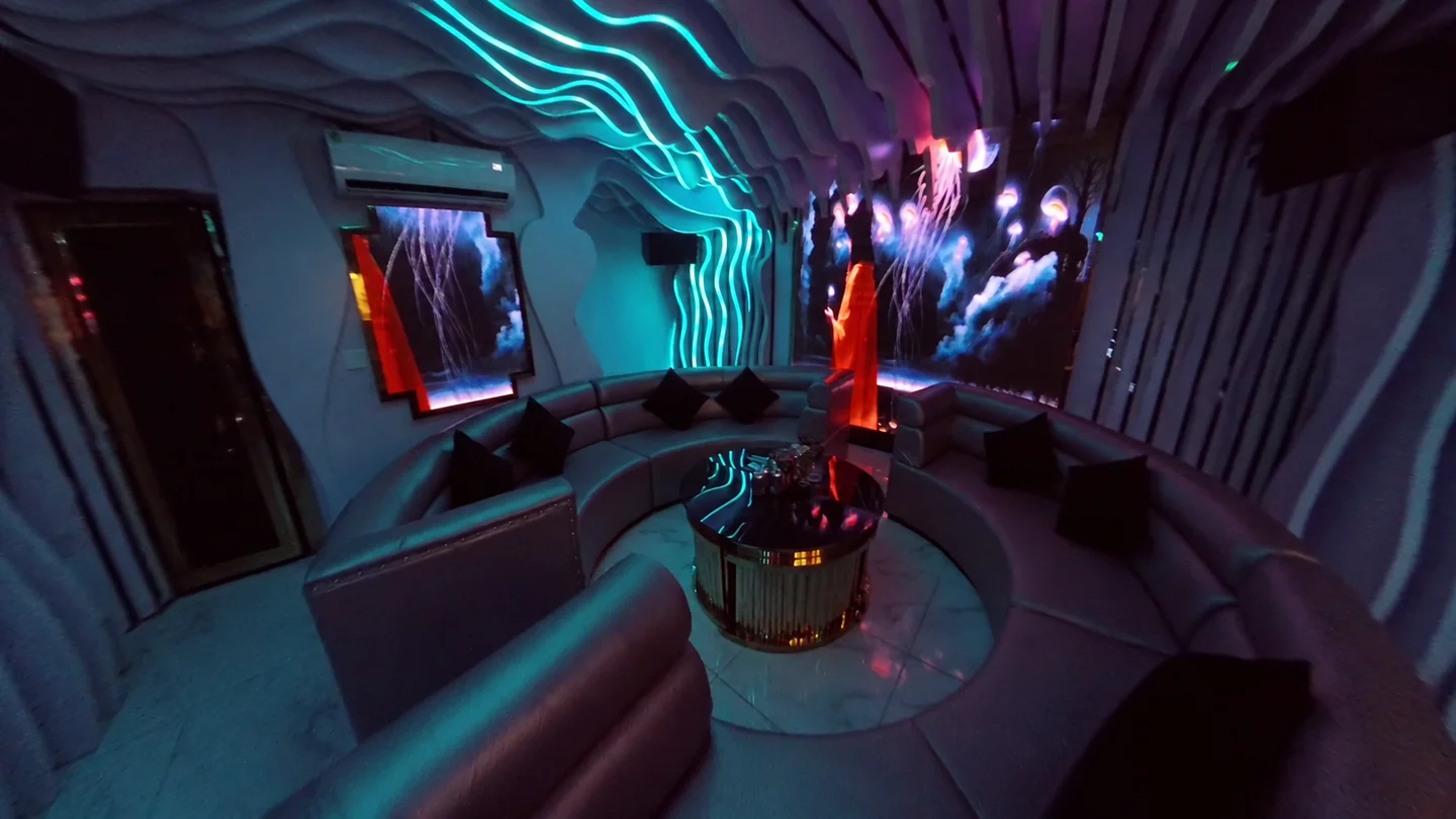 B2 Lounge Barのネオンが光るカラオケ個室