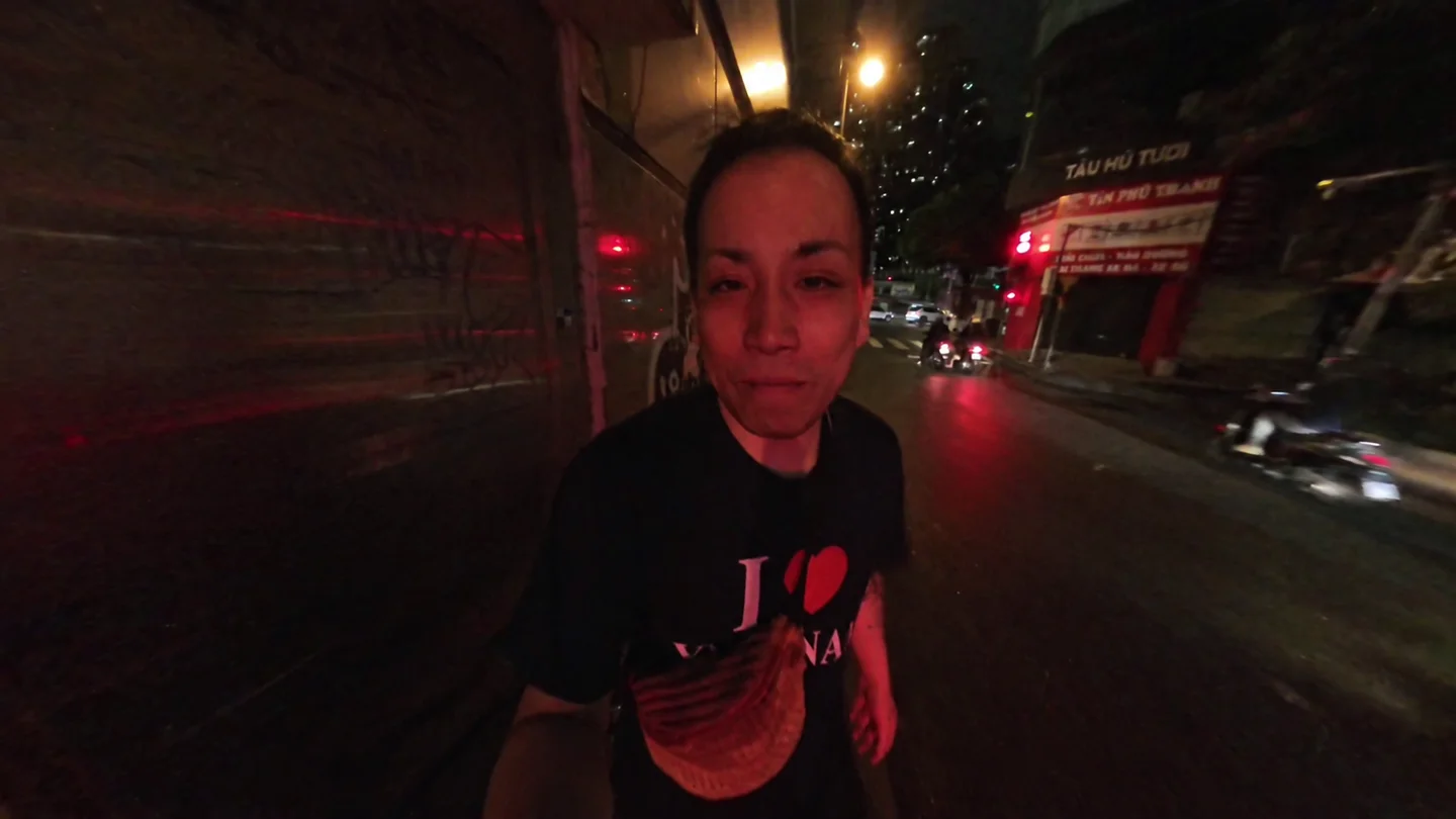 夜のファンビッチャンに到着したTomo