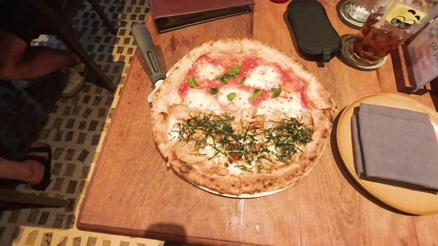 Pizza 4P'sの照り焼きチキンとマルゲリータのハーフピザ