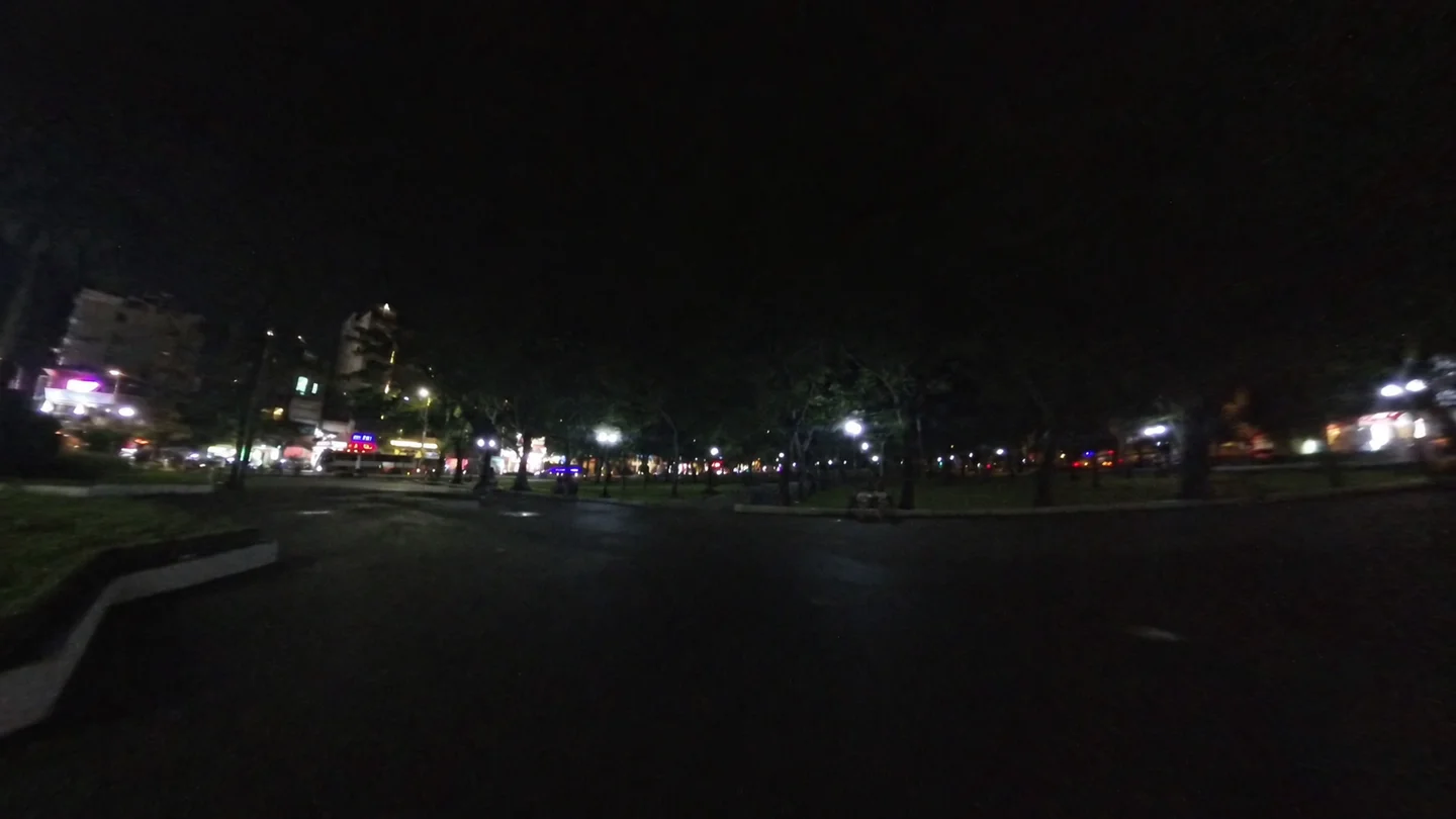 夜の9月23日公園の園路と周囲の灯り