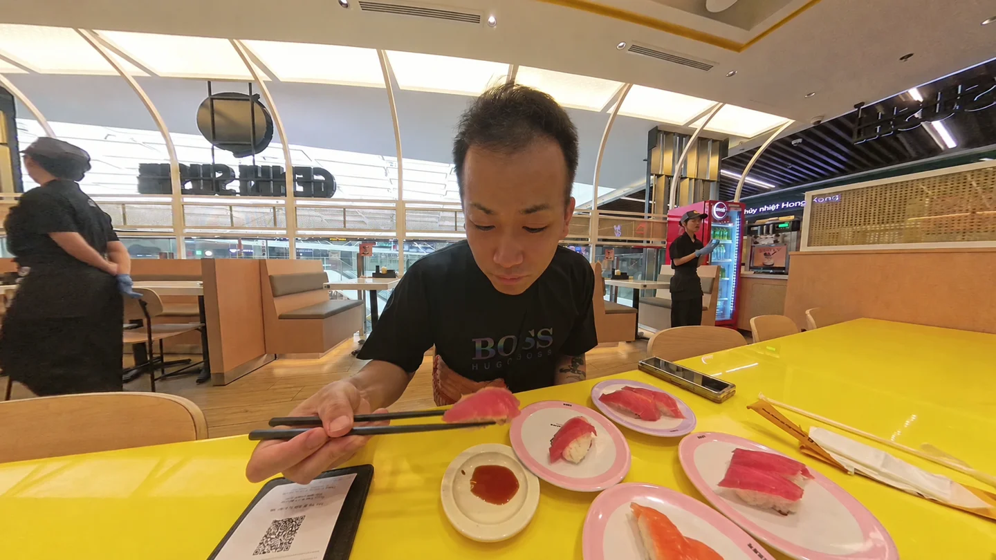 高島屋内の元気寿司で寿司を食べるとも