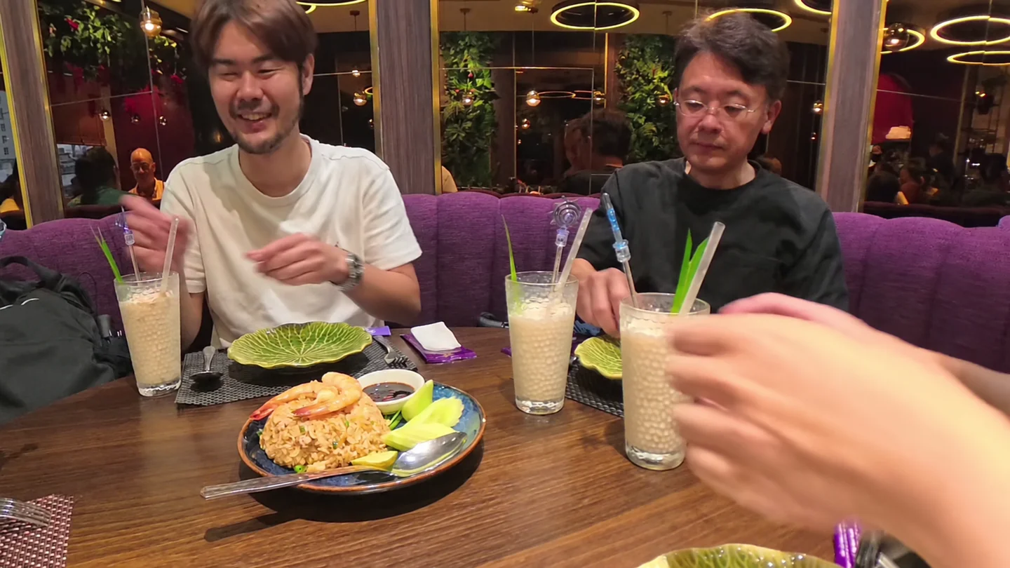 高島屋内のタイ料理店でチャーハンと飲み物を囲む食事