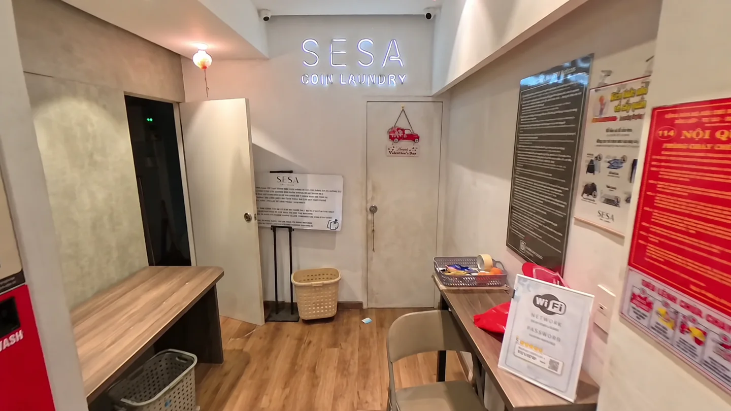 SESAコインランドリーの店内と案内掲示