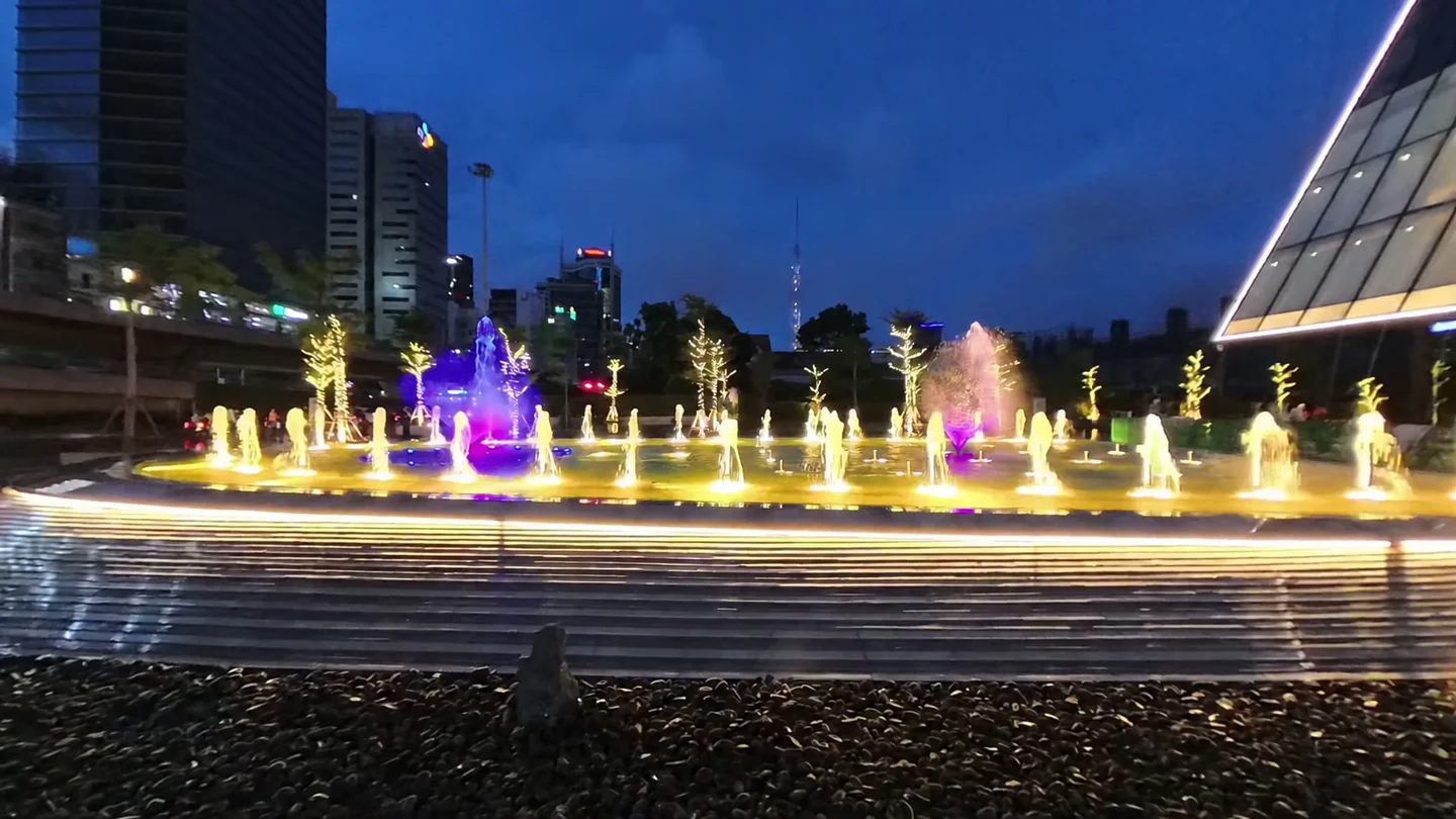 バソン駅前で光る夜の噴水