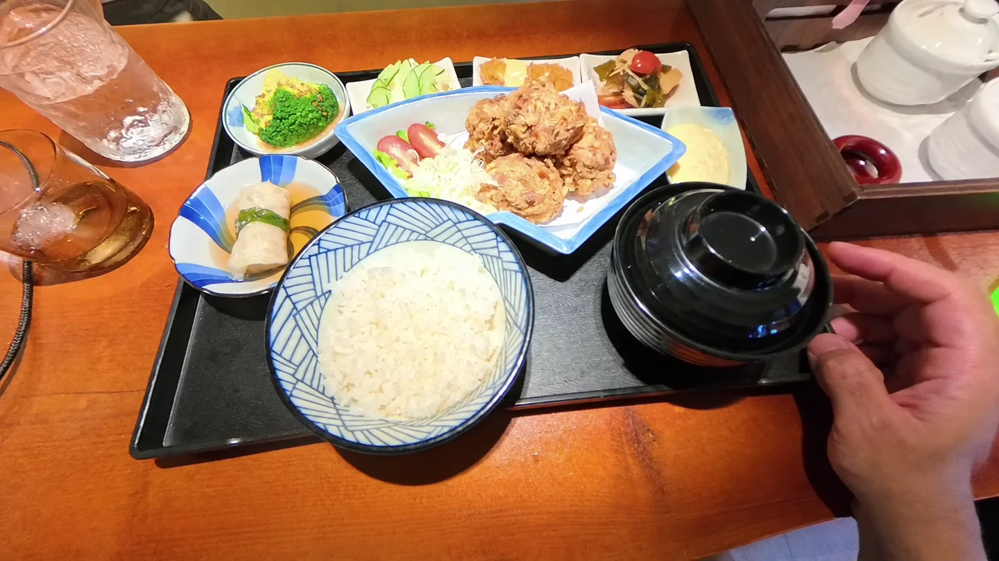 わいんばーで食べた唐揚げとご飯のセット