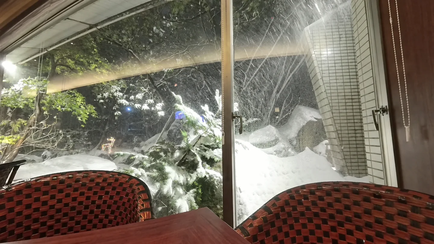 ホテルの窓越しに見える金沢の雪景色