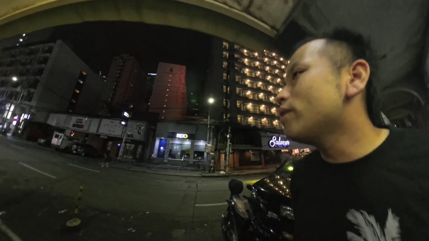 マラテの夜の通りを歩くTomo