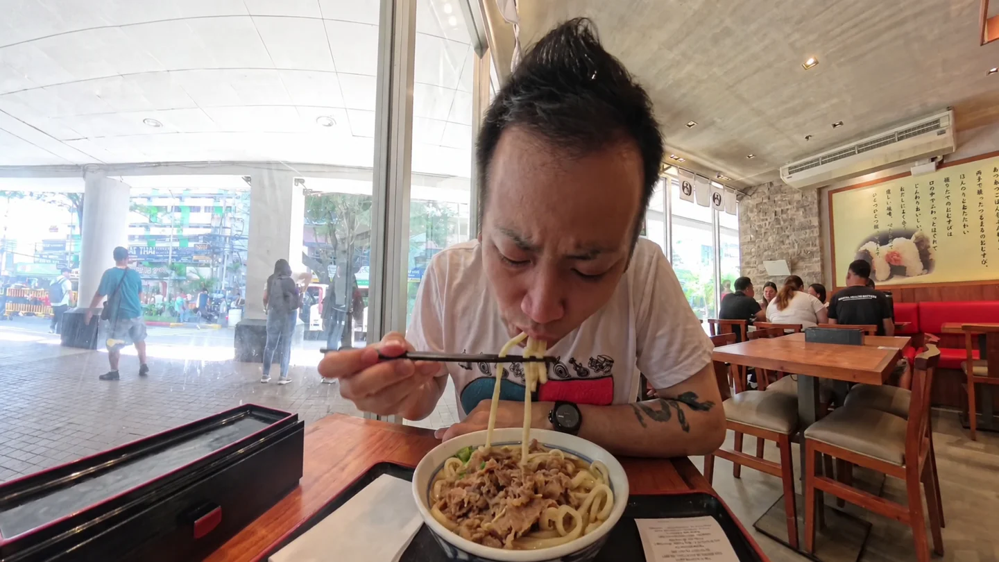マニラの鶴丸うどんで食事をするTomo