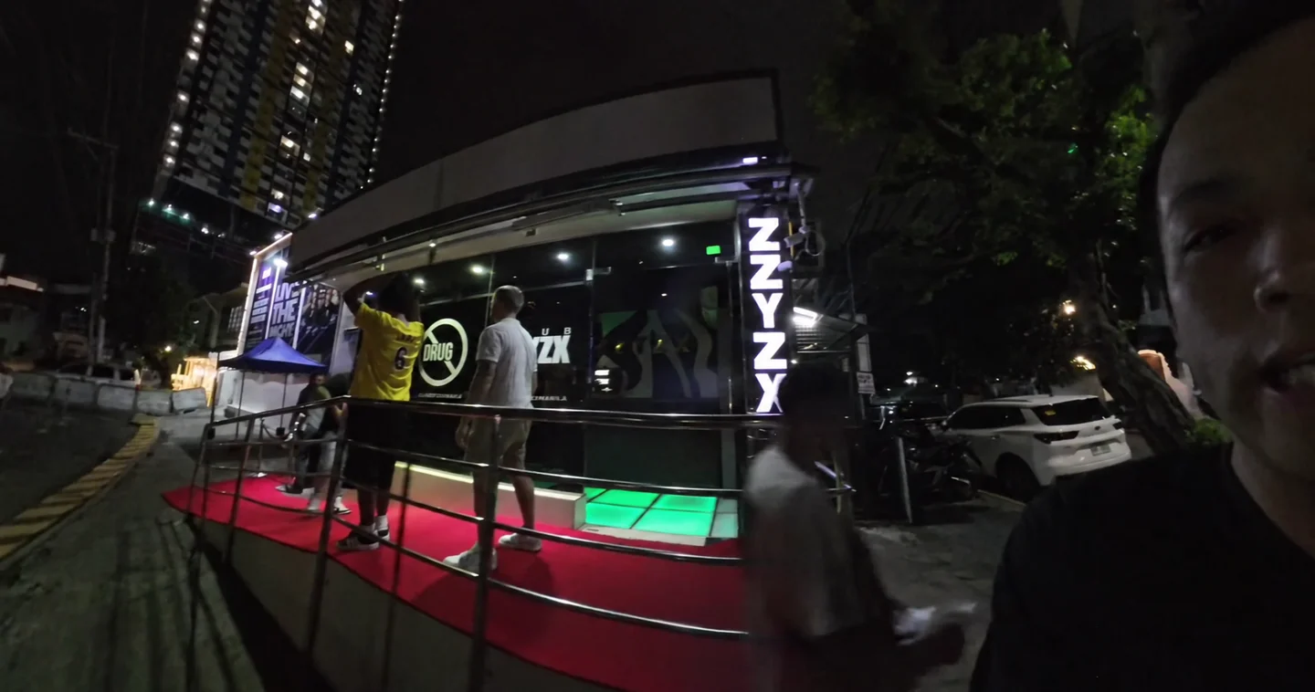 夜のマラテにあるZZYZXの入口と看板