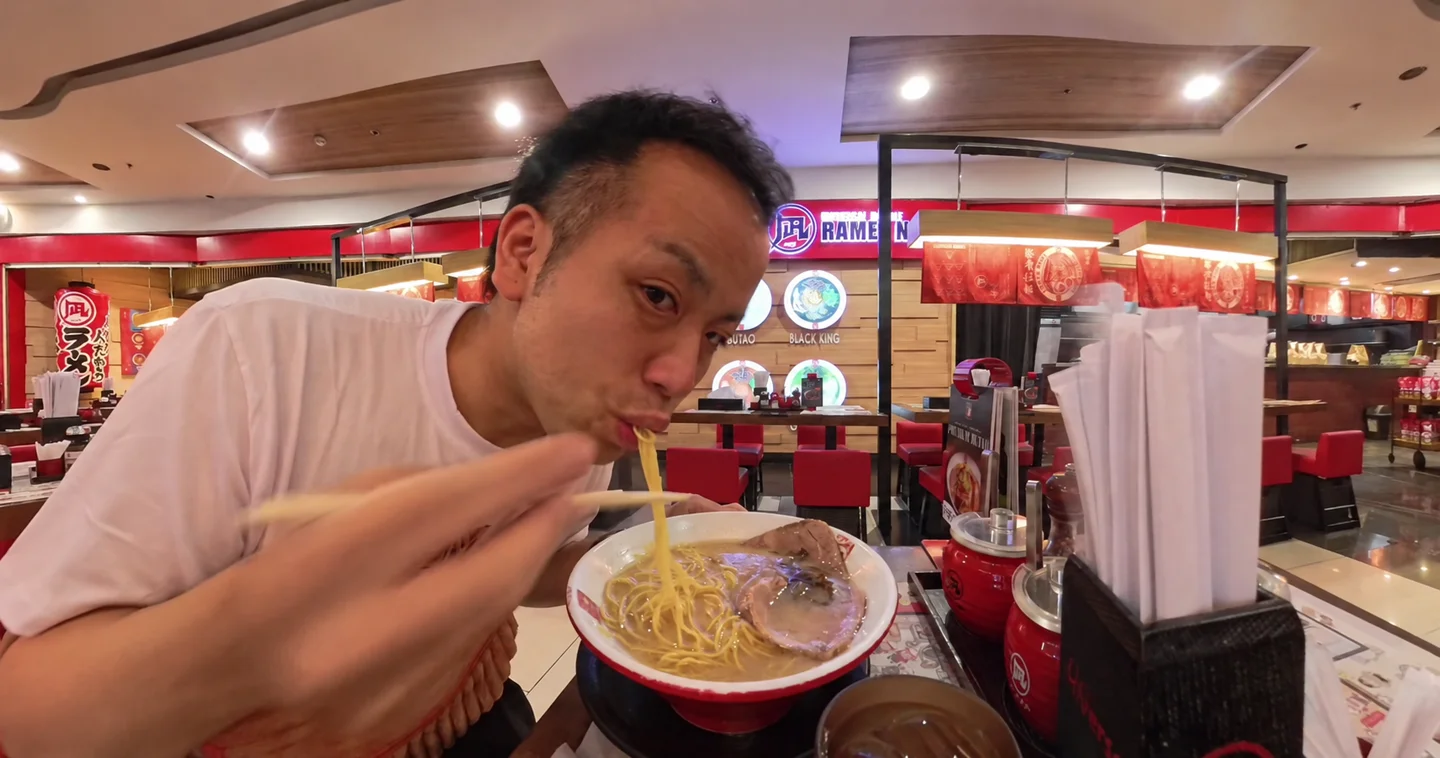 ロビンソン内のラーメン凪でとんこつラーメンを食べるとも