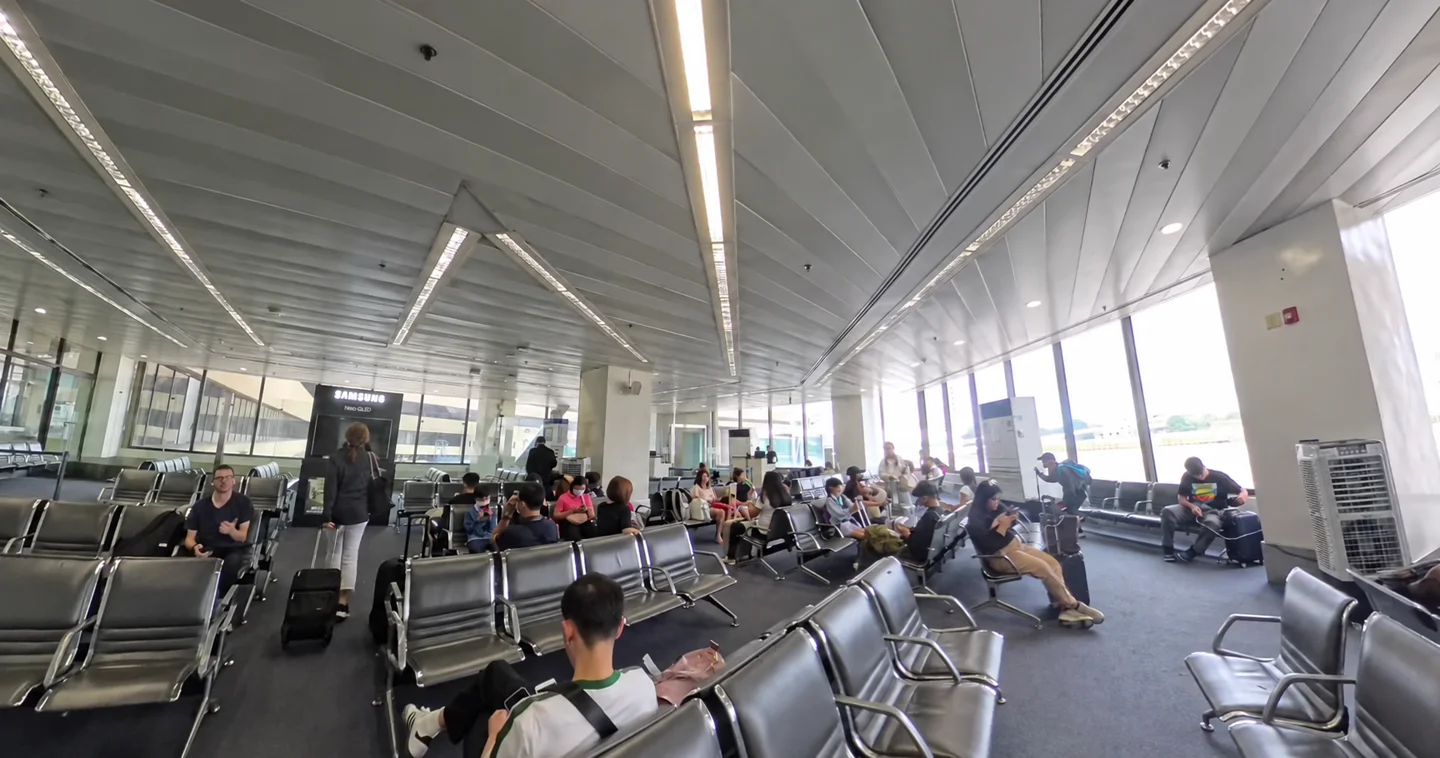 マニラの空港で搭乗を待つ座席エリア