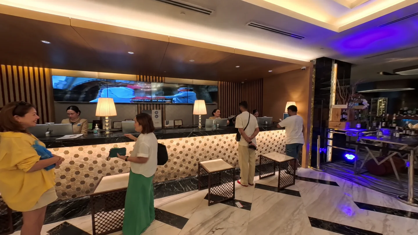 バイホテルの明るいフロントとロビー