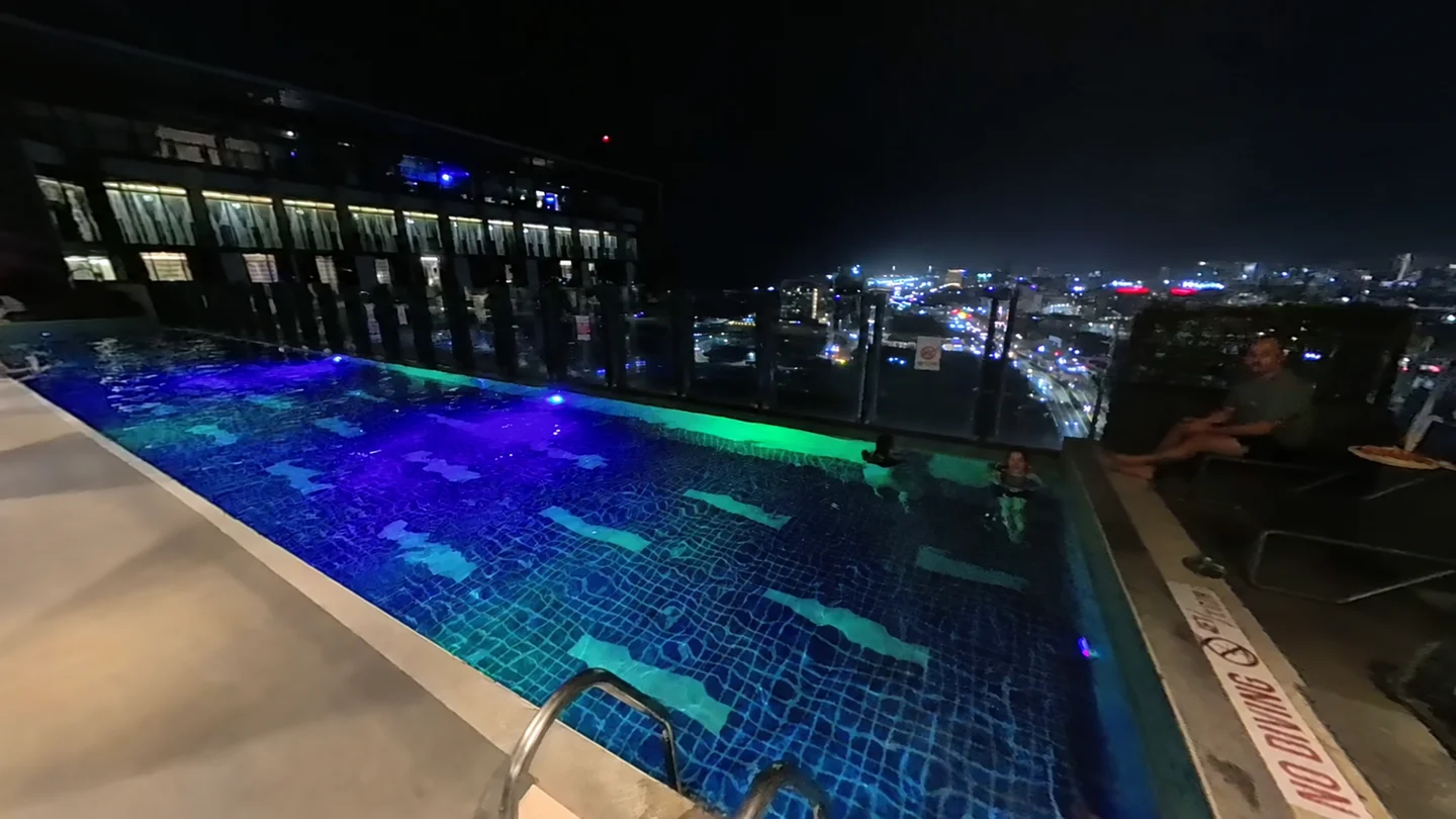 バイホテルの夜のプールとセブの街の灯り