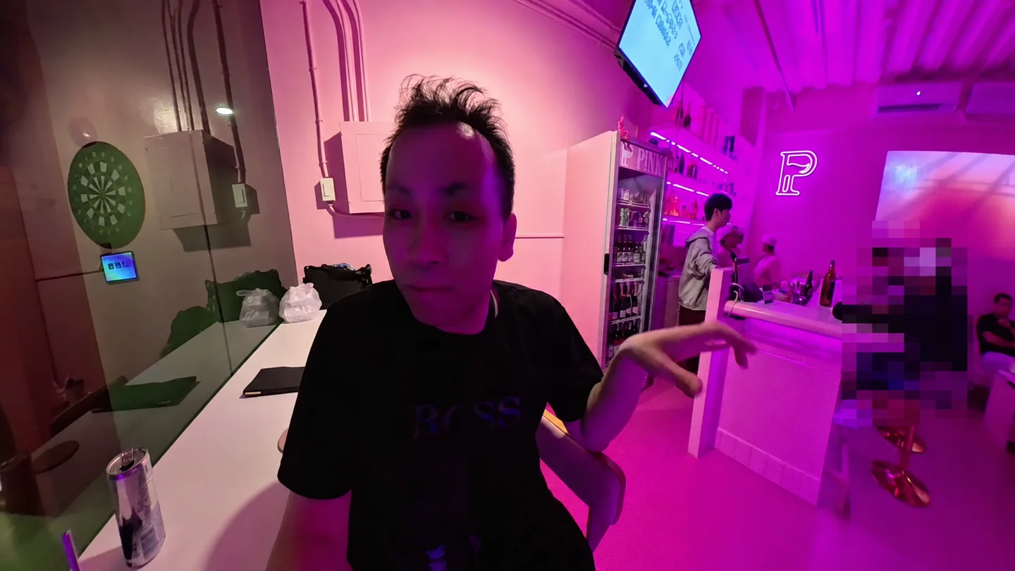 ピンク色の照明が広がるPinkの店内
