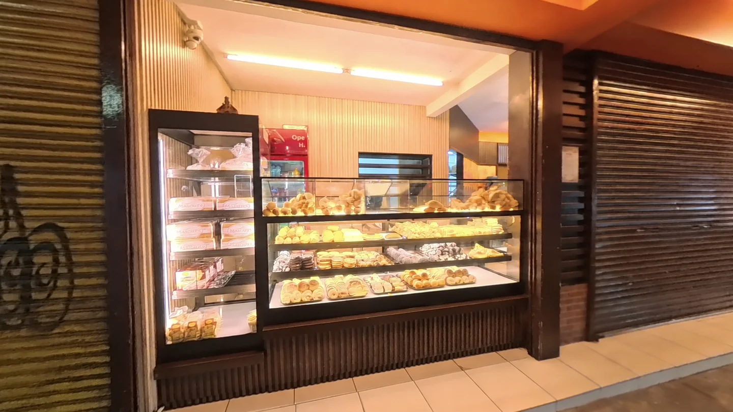 差し入れを選んだパン屋のショーケース
