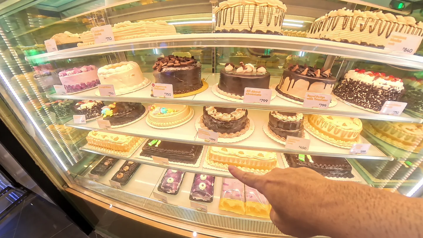 Goldilocksのショーケースに並ぶホールケーキ