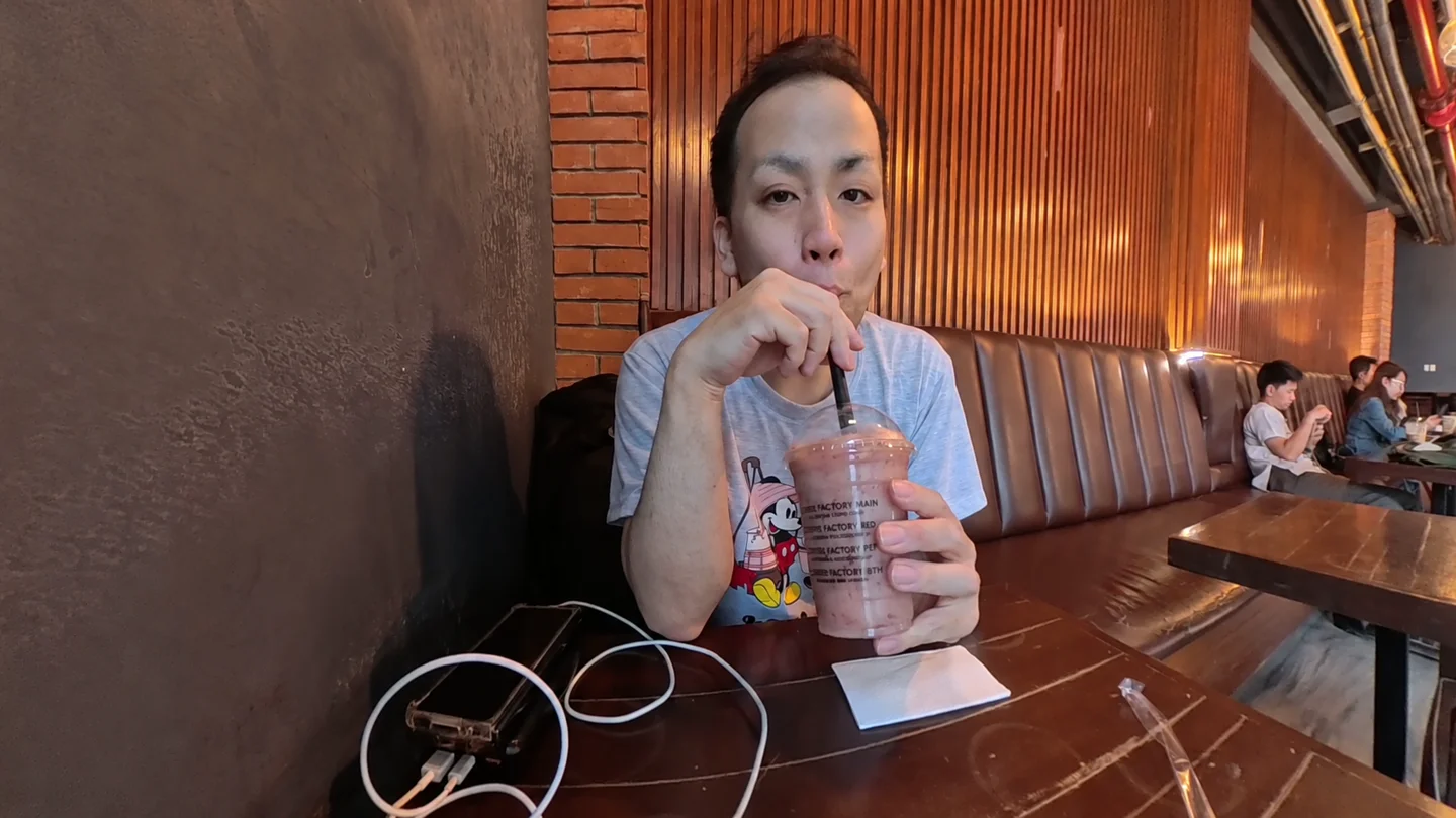 カフェでブドウの冷たい飲み物を飲むTomo