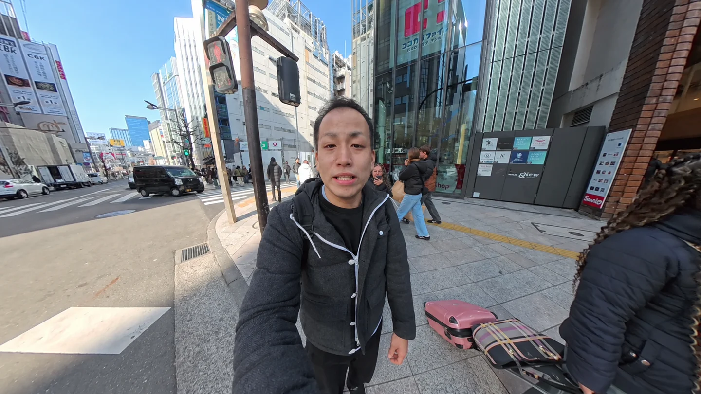 新宿の街で道案内をするTomo