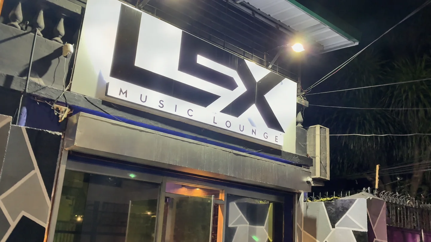 マラテのLEX Music Loungeの入口と看板