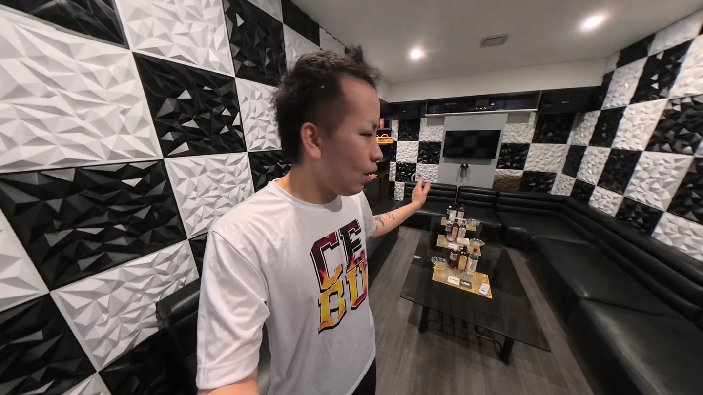 見学したLEX Music Loungeの白黒のVIPルーム