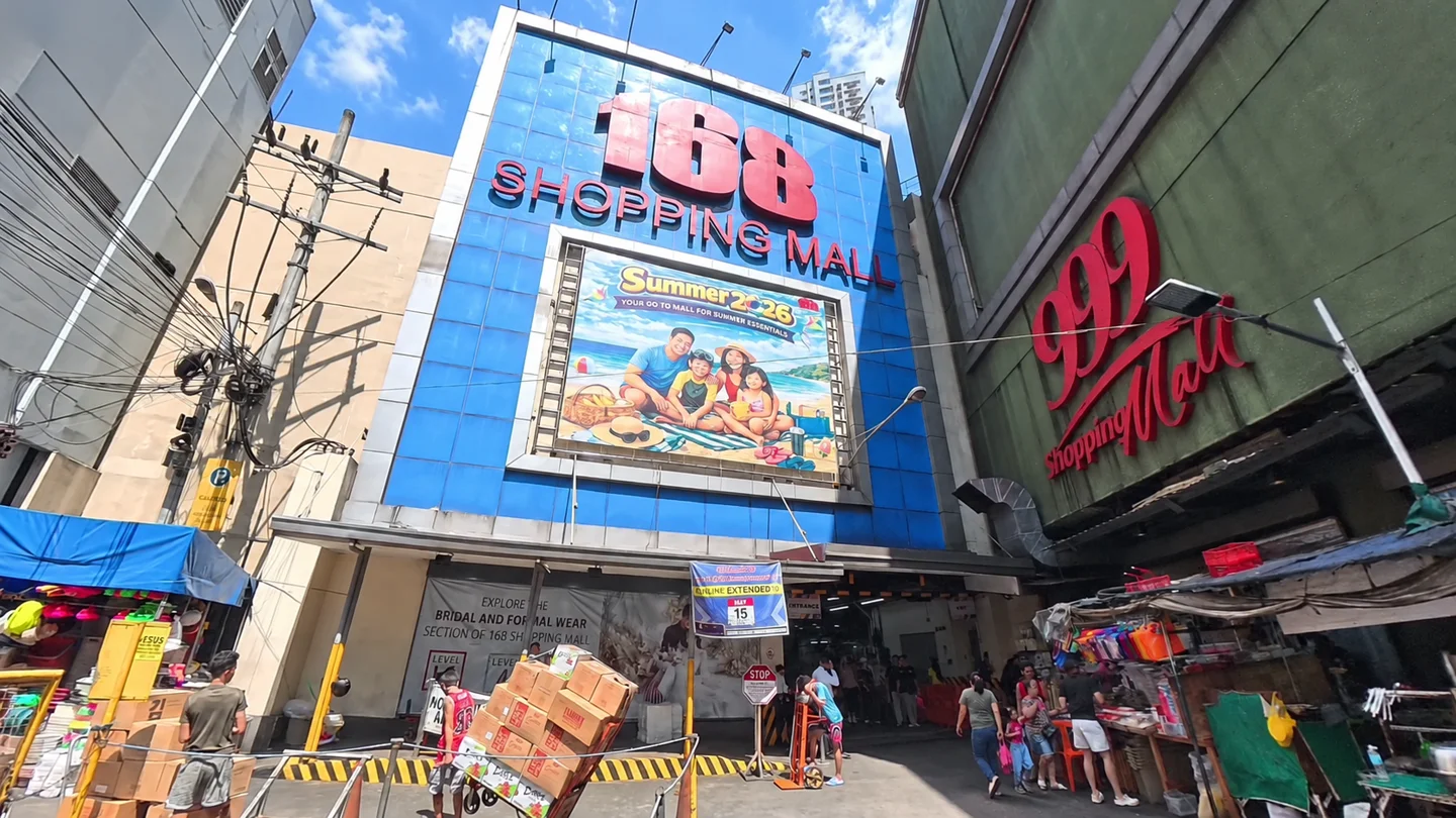 ディビソリアに並ぶ168 Shopping Mallと999 Shopping Mallの外観