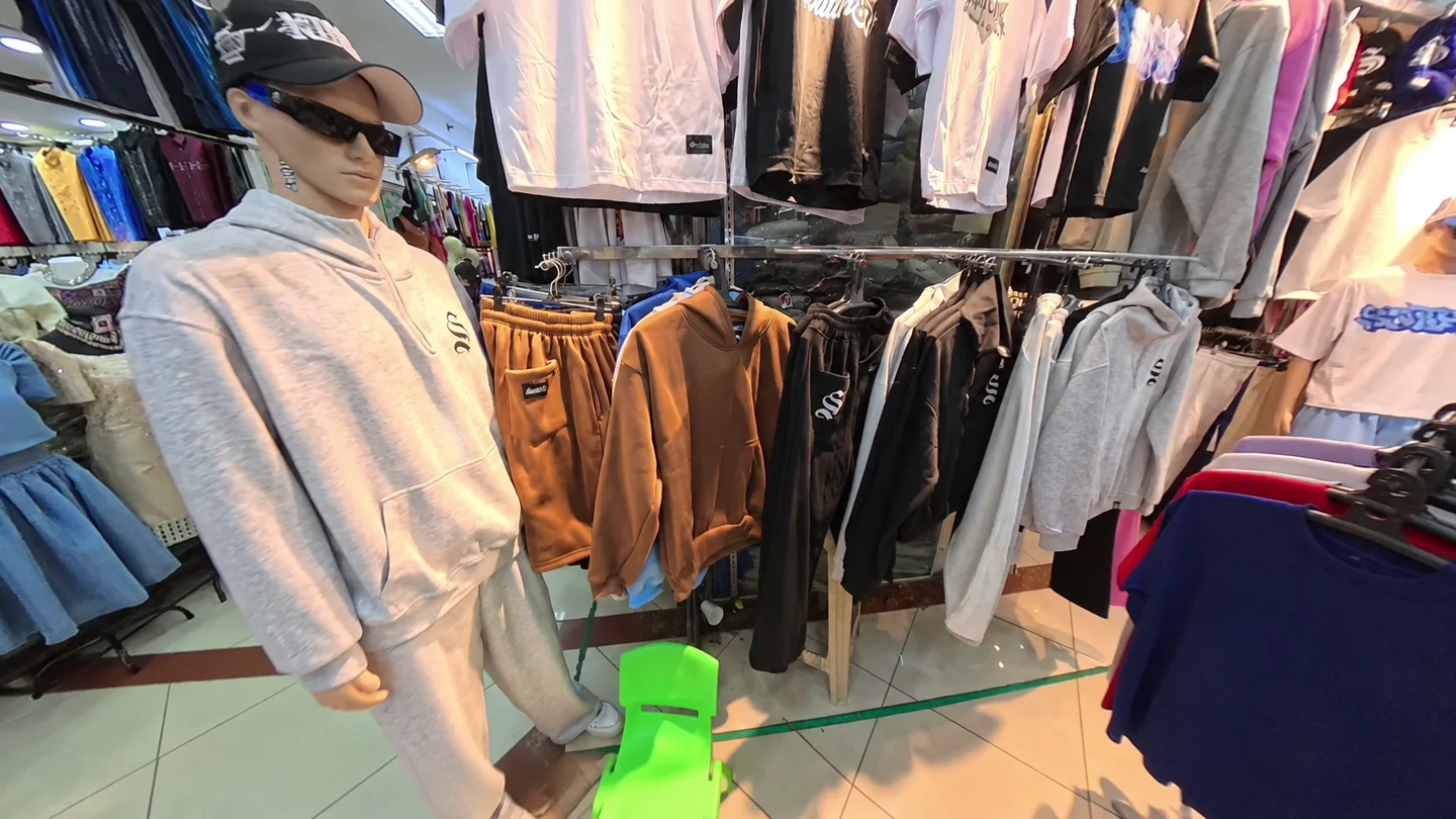 168 Shopping Mallの3階に並ぶパーカーやシャツ