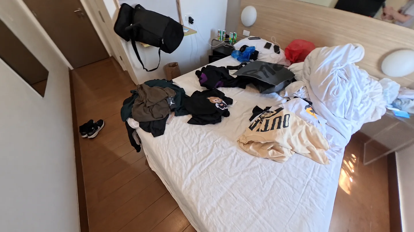 買い物を終え、ホテルのベッドに広げた衣類