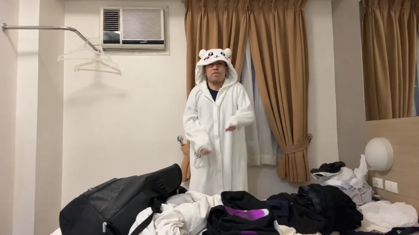 ホテルでちいかわの着ぐるみに着替えたとも