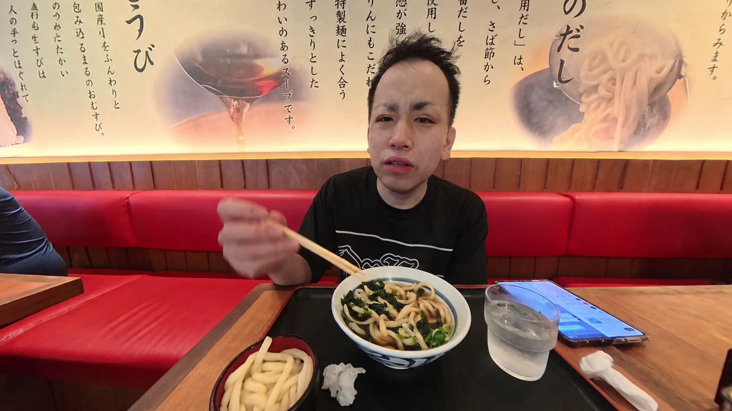 鶴丸うどんで大盛りのうどんを食べるTomo