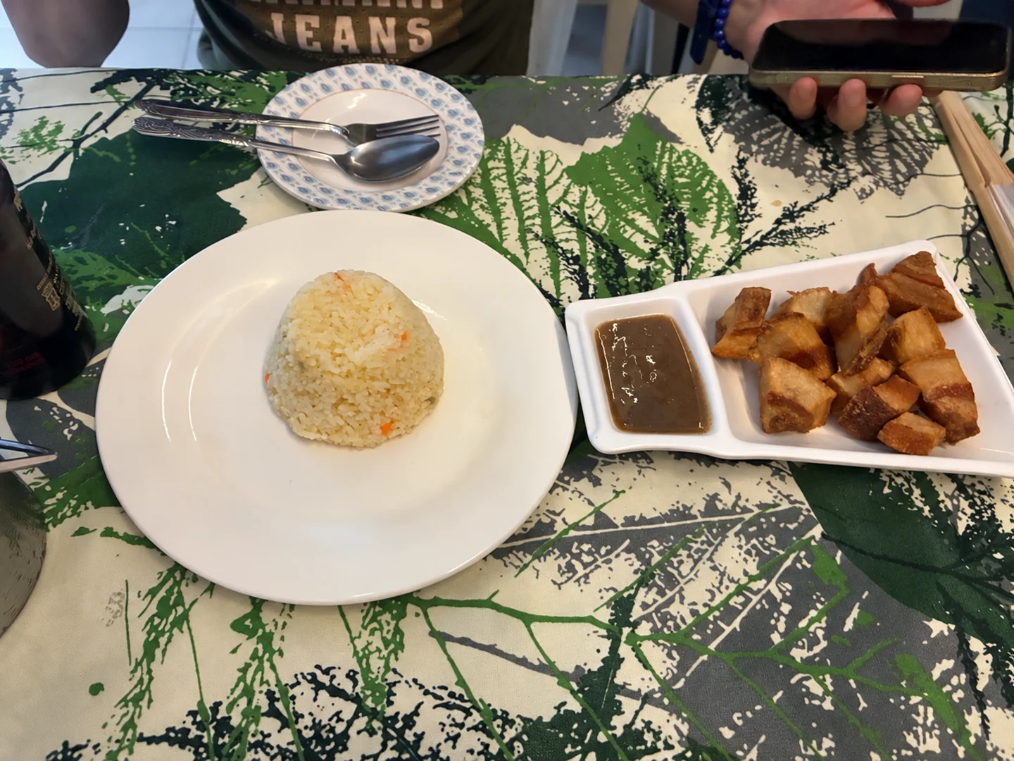 Captain’s Nookで注文したガーリックライスとレチョン