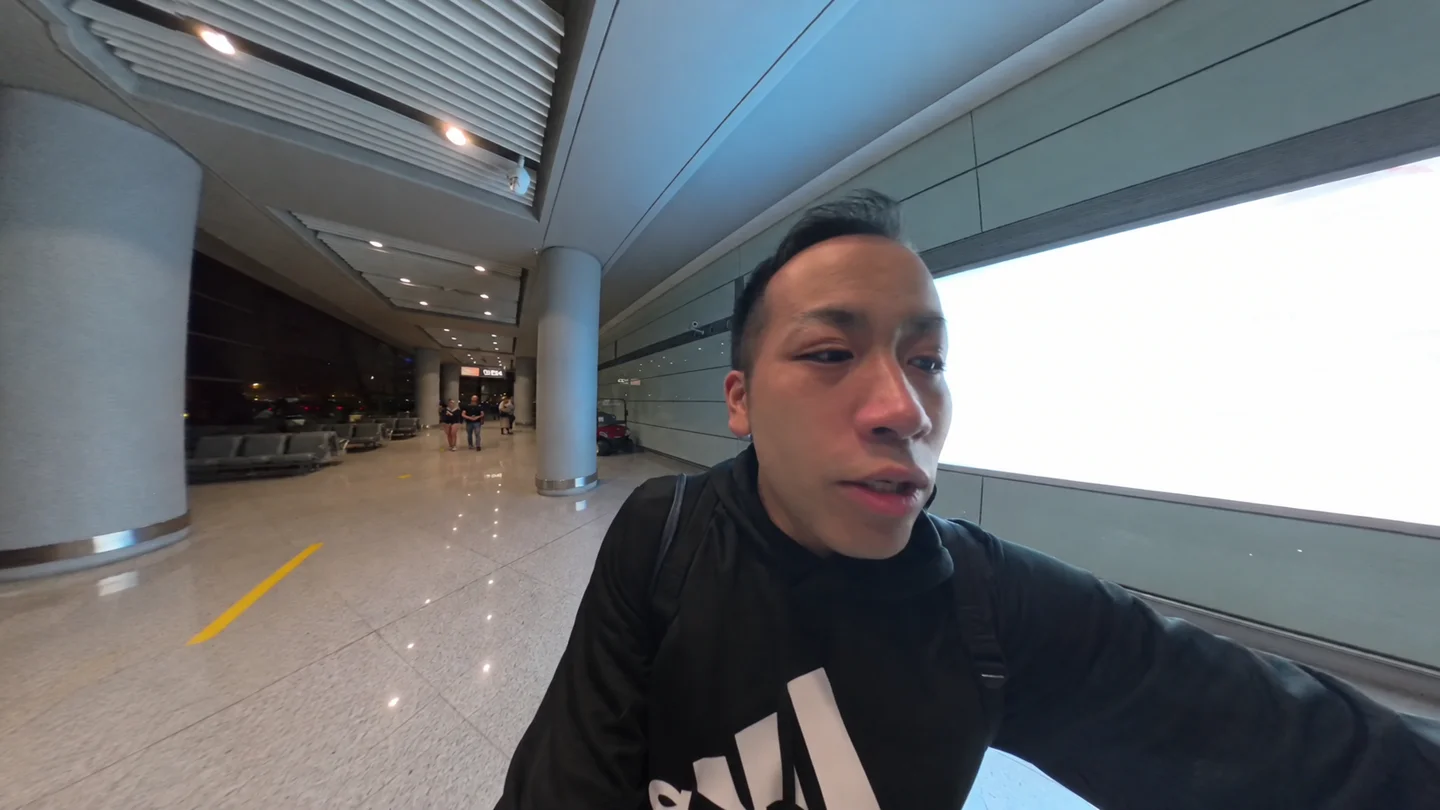 北京首都国際空港で乗り継ぎを待つ通路