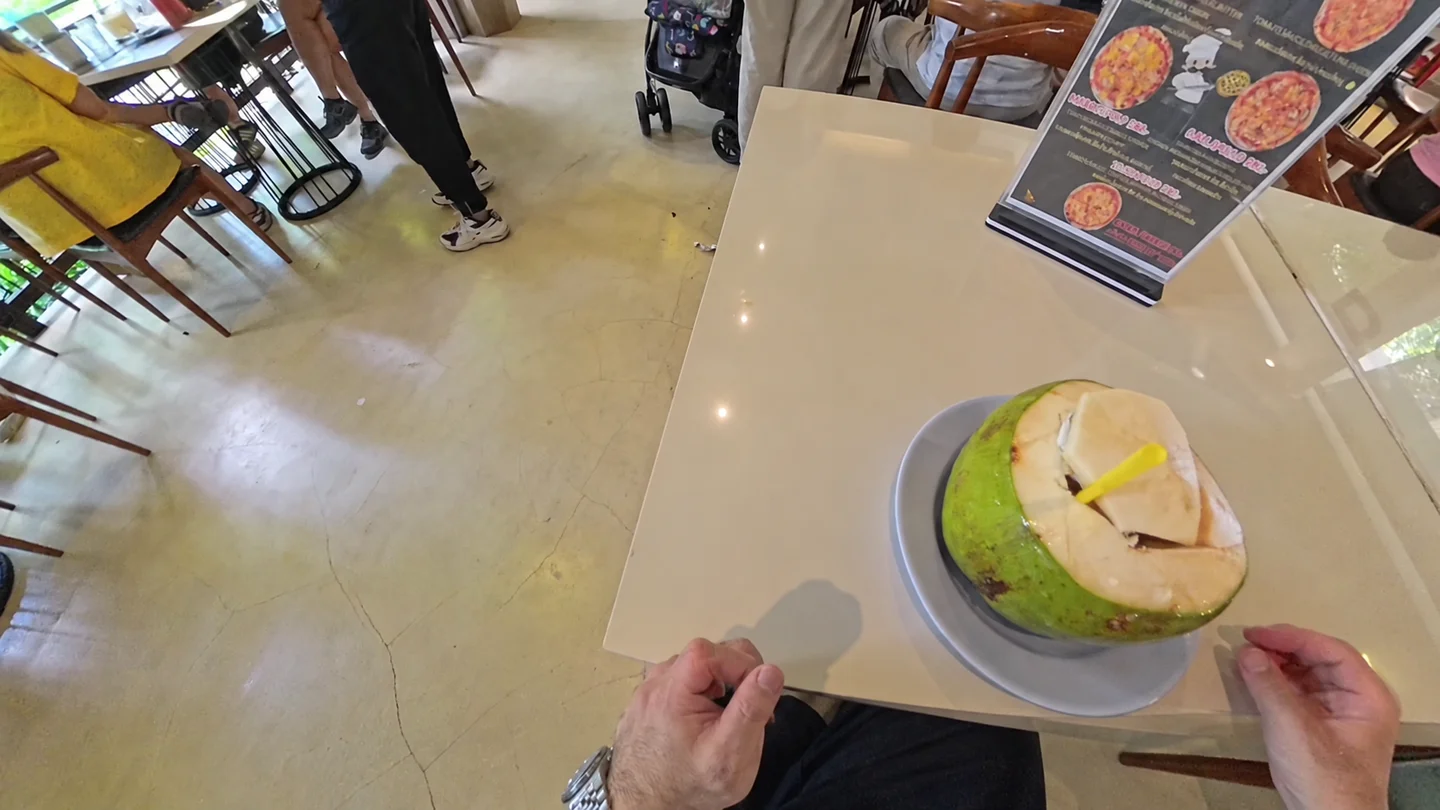 テーブルに置かれたココナッツジュース