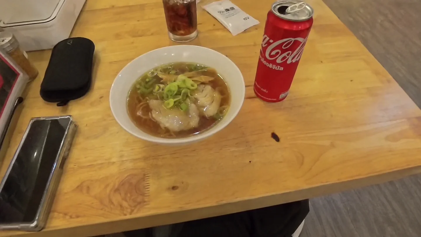 山形ラーメンもっこりの醤油ラーメンとコーラ